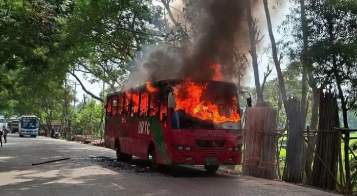 বরিশালে বিআরটিসির চলন্ত বাসে আগুন